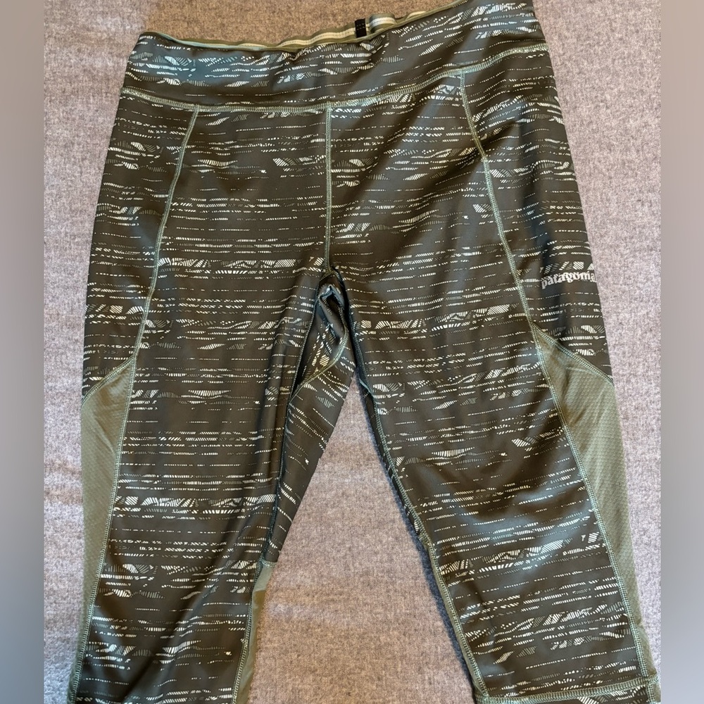 Patagonia Women's Endless Run Capris Mississippi Delta Stripe Camo green sz L‎